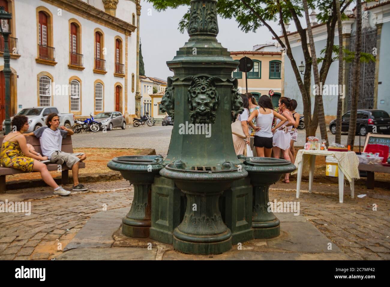 Antiker Brunnen auf dem Platz São João del-Rei, Minas Gerais, Brasilien Stockfoto
