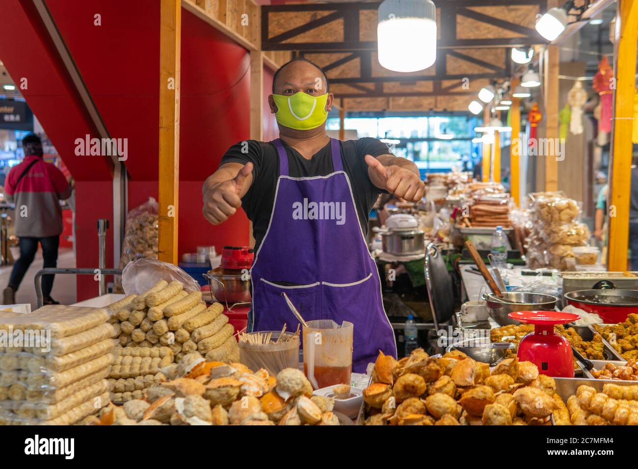 Genießen Sie die verschiedenen Arten von Street Food in Nord-Thailand Stockfoto