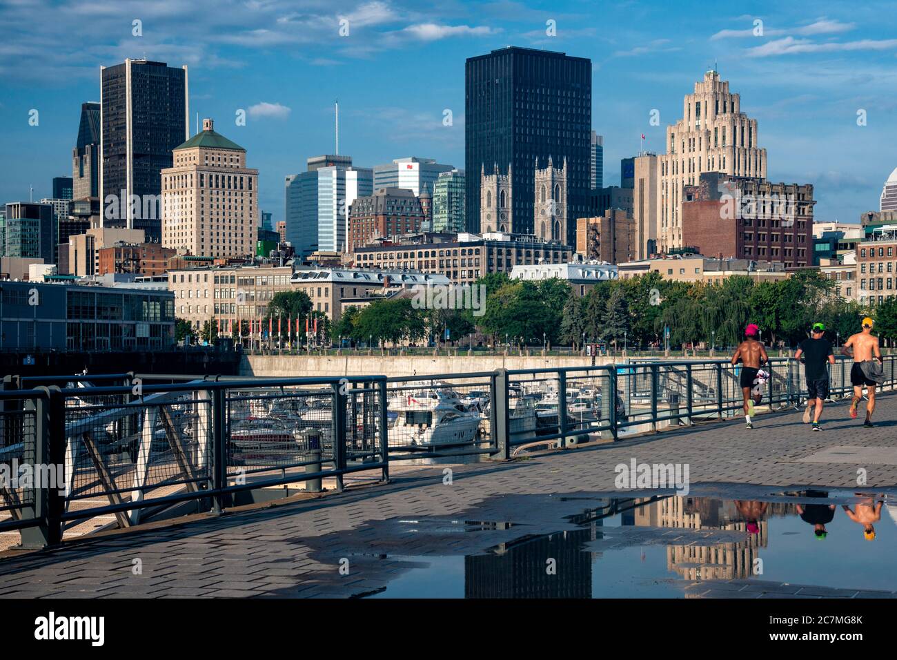 Blick auf die Skyline von Montreal mit Joggern im Vordergrund in Montreal, Kanada - Provinz Quebec. Stockfoto