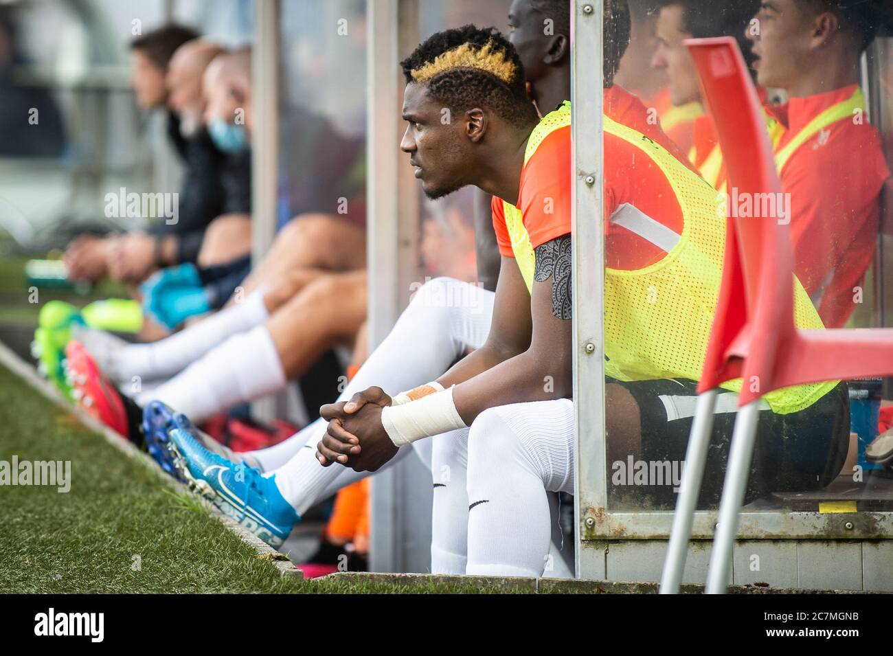 Herning, Dänemark. Juli 2020. Sory Kaba des FC Midtjylland auf der Bank beim 3F Superliga-Spiel zwischen FC Midtjylland und FC Nordsjaelland in der MCH Arena in Herning. (Foto Kredit: Gonzales Foto/Alamy Live News Stockfoto