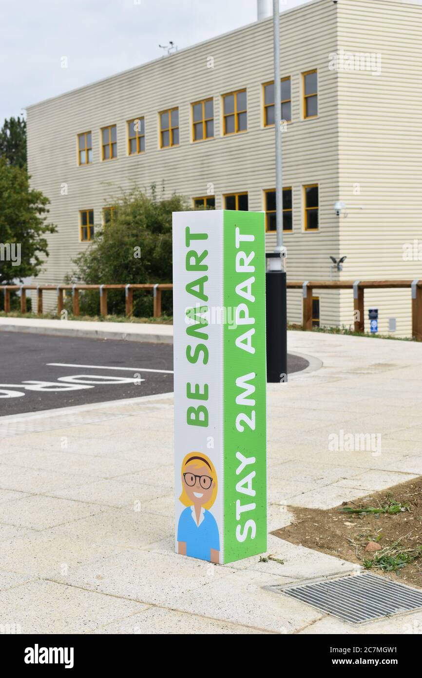 „Sbe Smart, Stay Apart“ - Zeichen zur Förderung sozialer Distanzierung im Milton Keynes University Hospital. Stockfoto
