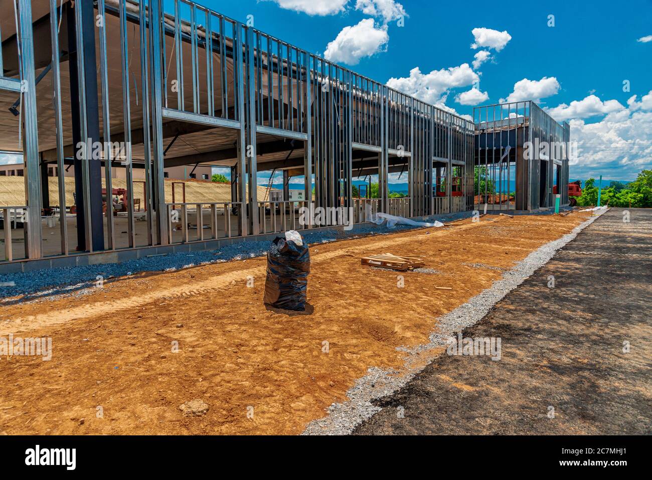 Horizontale Aufnahme des Gerüsts für ein neues Geschäftsgebäude, das gerade gebaut wird. Stockfoto