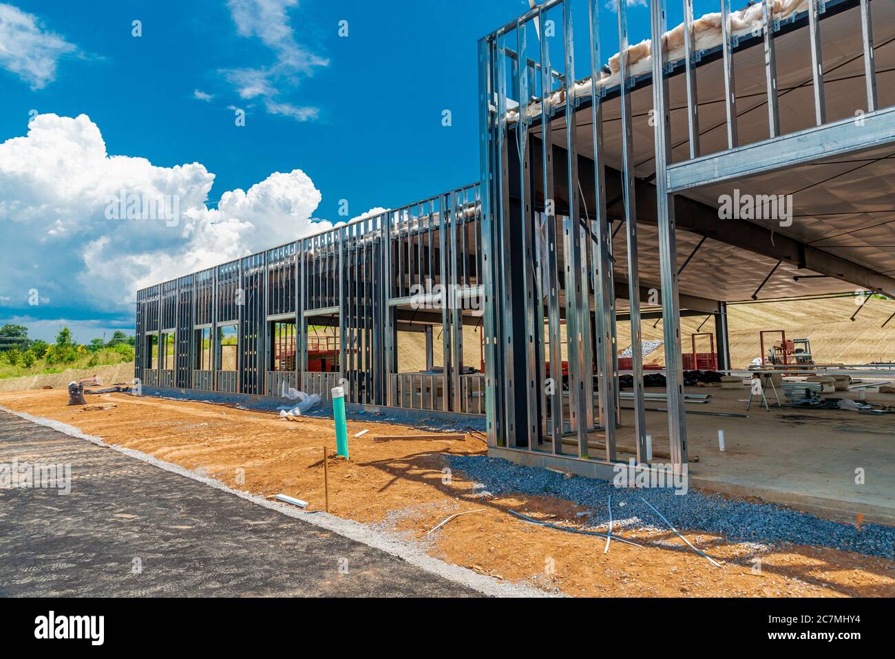 Horizontaler Schuss des Metallgerüsts für ein neues Geschäftsgebäude im Bau. Stockfoto