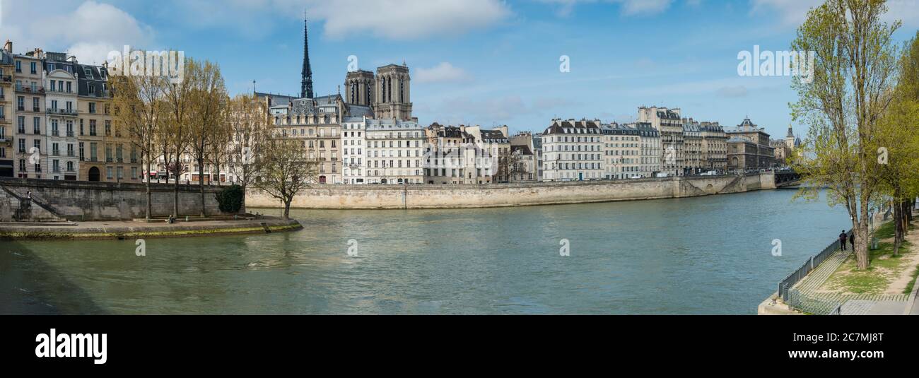 Panoramablick auf die Isle De La Cite mit der Kathedrale Notre Dame in Paris, Frankreich. Stockfoto