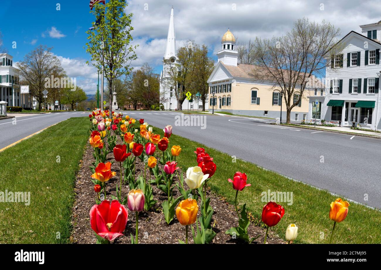 Frühlingsansicht des historischen und bunten Manchester Village in Manchester, Vermont. Stockfoto