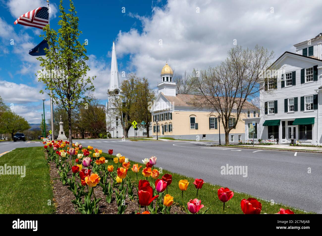 Frühlingsansicht des historischen und bunten Manchester Village in Manchester, Vermont. Stockfoto