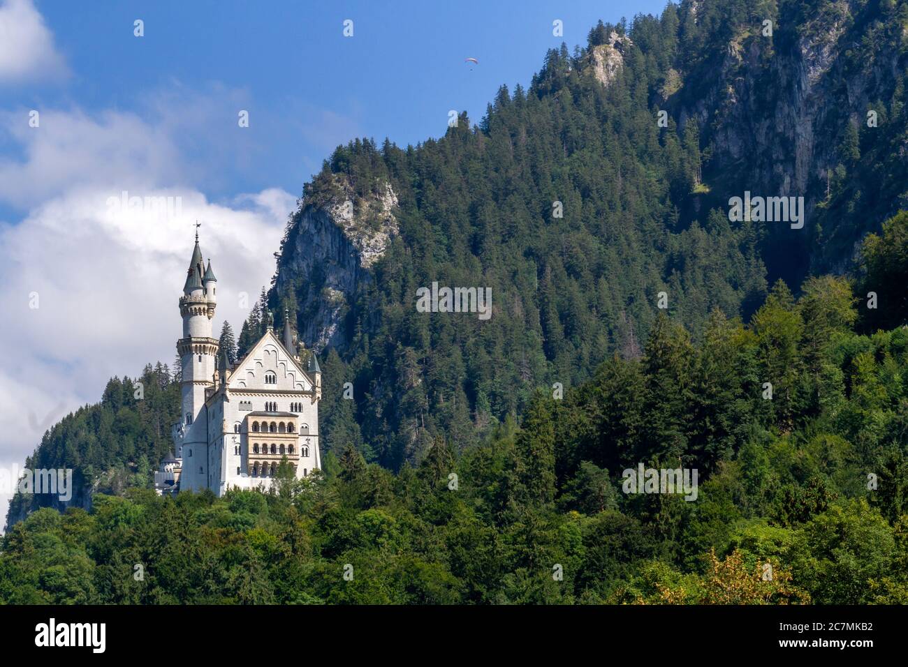 Schloss Neuschwanstein im September 2019 über dem umliegenden Wald ragen, Bayern, Deutschland, EU. Stockfoto