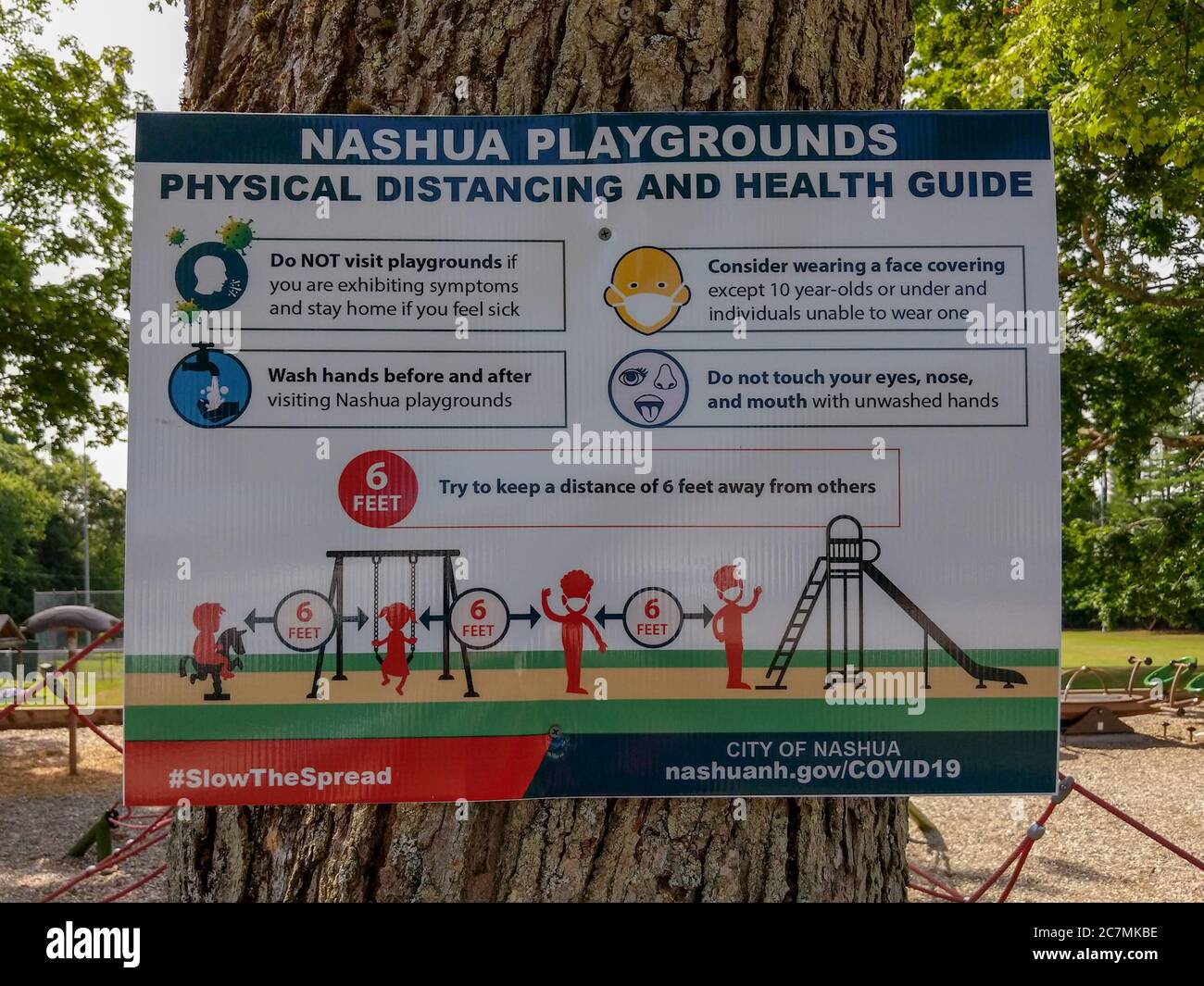 NASHUA, NH / USA - 10. JULI 2020: Schild mit Angaben zur physischen Entfernung und Gesundheitsrichtlinien für Spielplätze in Nashua City, 10. Juli 2020 Stockfoto