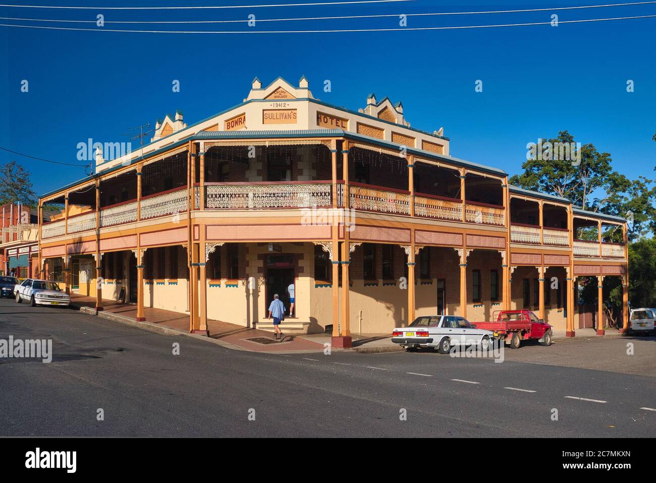 Typische Architektur des frühen 20. Jahrhunderts von überdachten Gehwegen, Bögen und schmiedeeisernen dekorativen Balkonen in der Stadt Bowraville, Mitte NSW., Australien Stockfoto