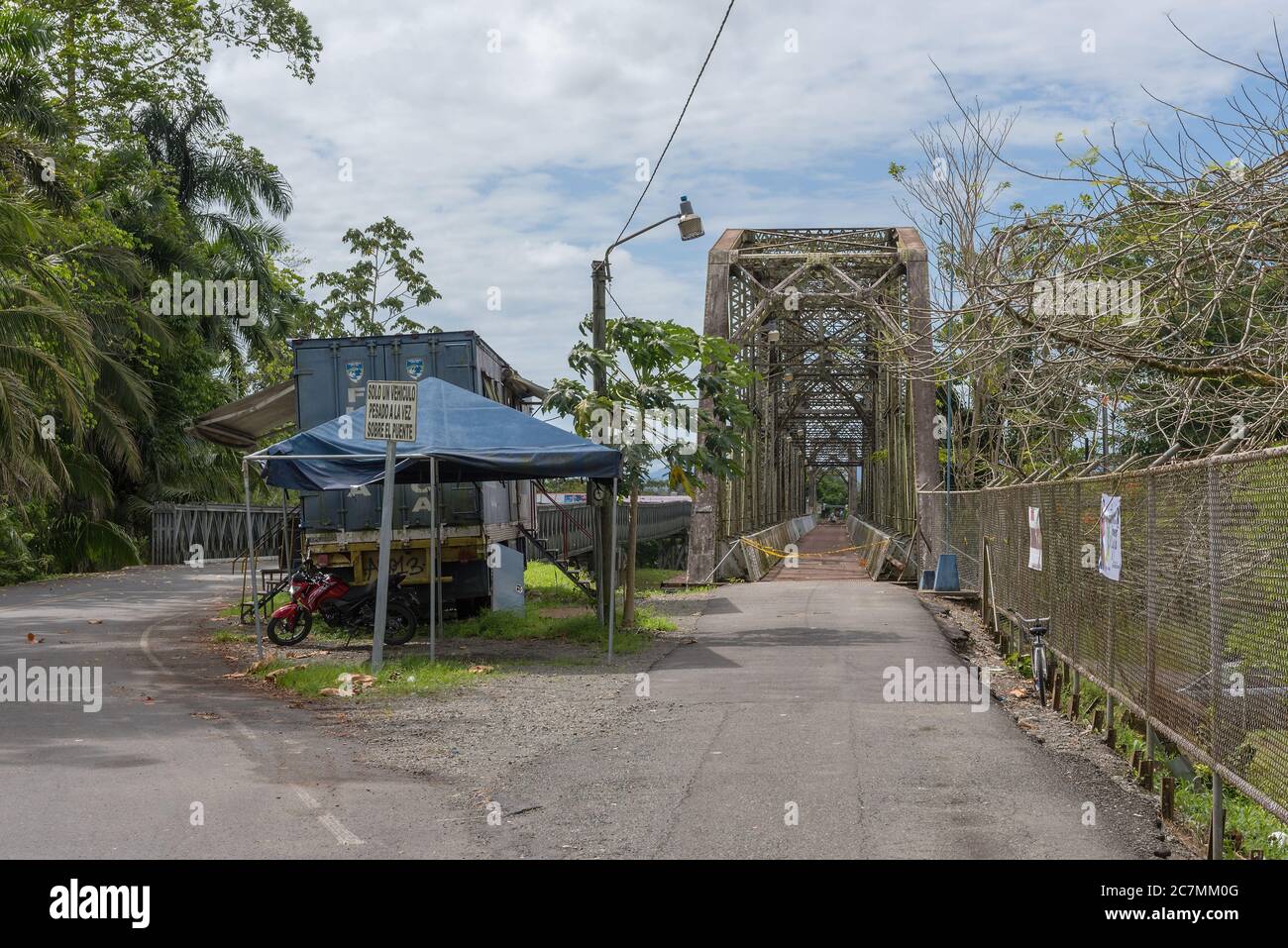 Alte Bahn und Grenze Brücke über den Sixaola Fluss zwischen Costa Rica und Panama Stockfoto