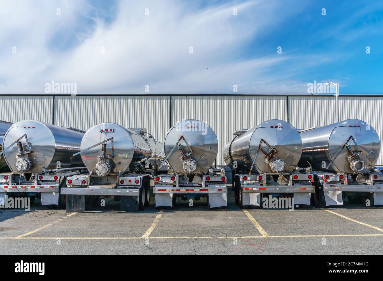 Reihe glänzend Metall Tankwagen Stockfoto