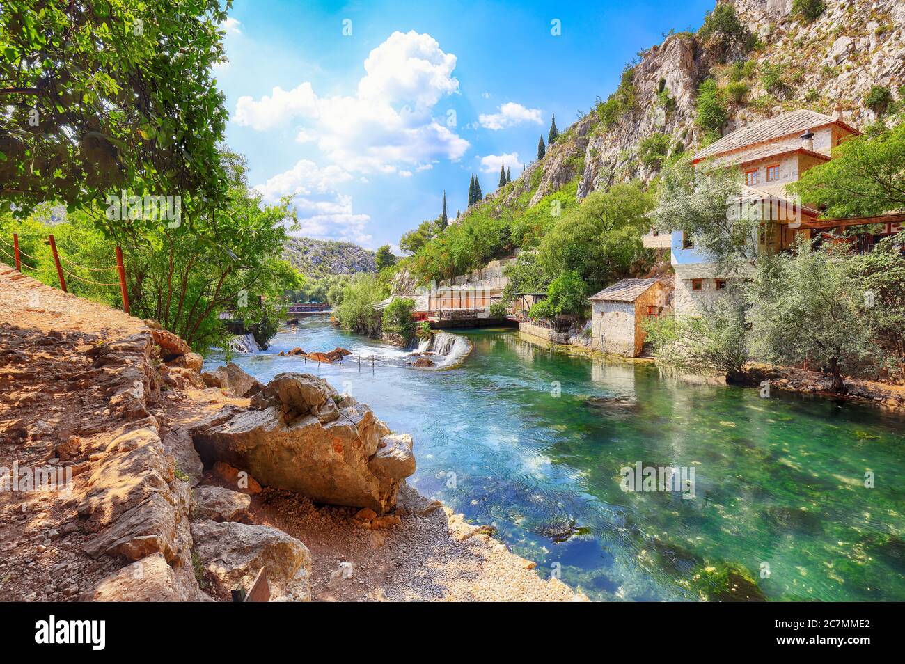 Buna Quelle in der Stadt Blagaj in der Nähe Blagaj Tekija Haus. Lage: Blagaj, Mostar Becken, Kanton Herzegowina-Neretva, Bosnien und Herzegowina, Stockfoto