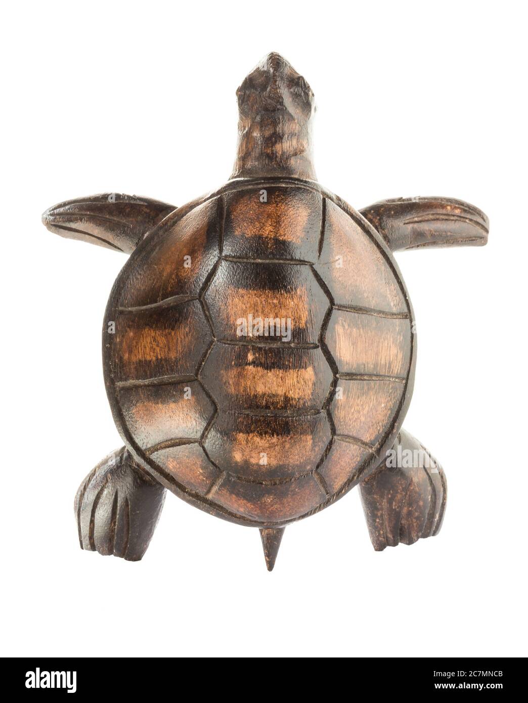 Holzfigur einer Meeresschildkröte isoliert auf weißem Hintergrund. Blick von oben. Stockfoto