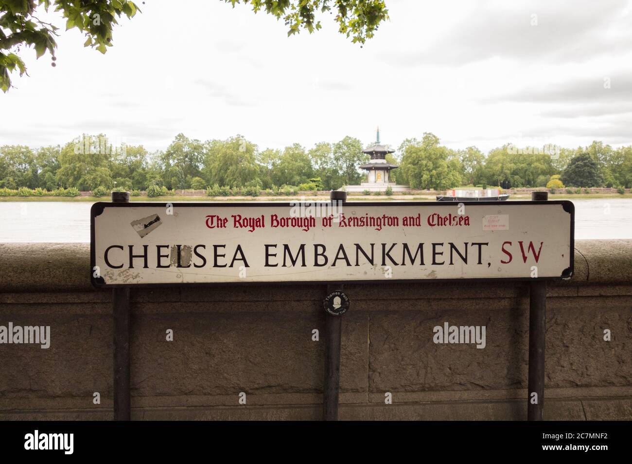 Chelsea Embankment Straßenschild und die buddhistische Friedenspagode im Battersea Park, London, Großbritannien Stockfoto