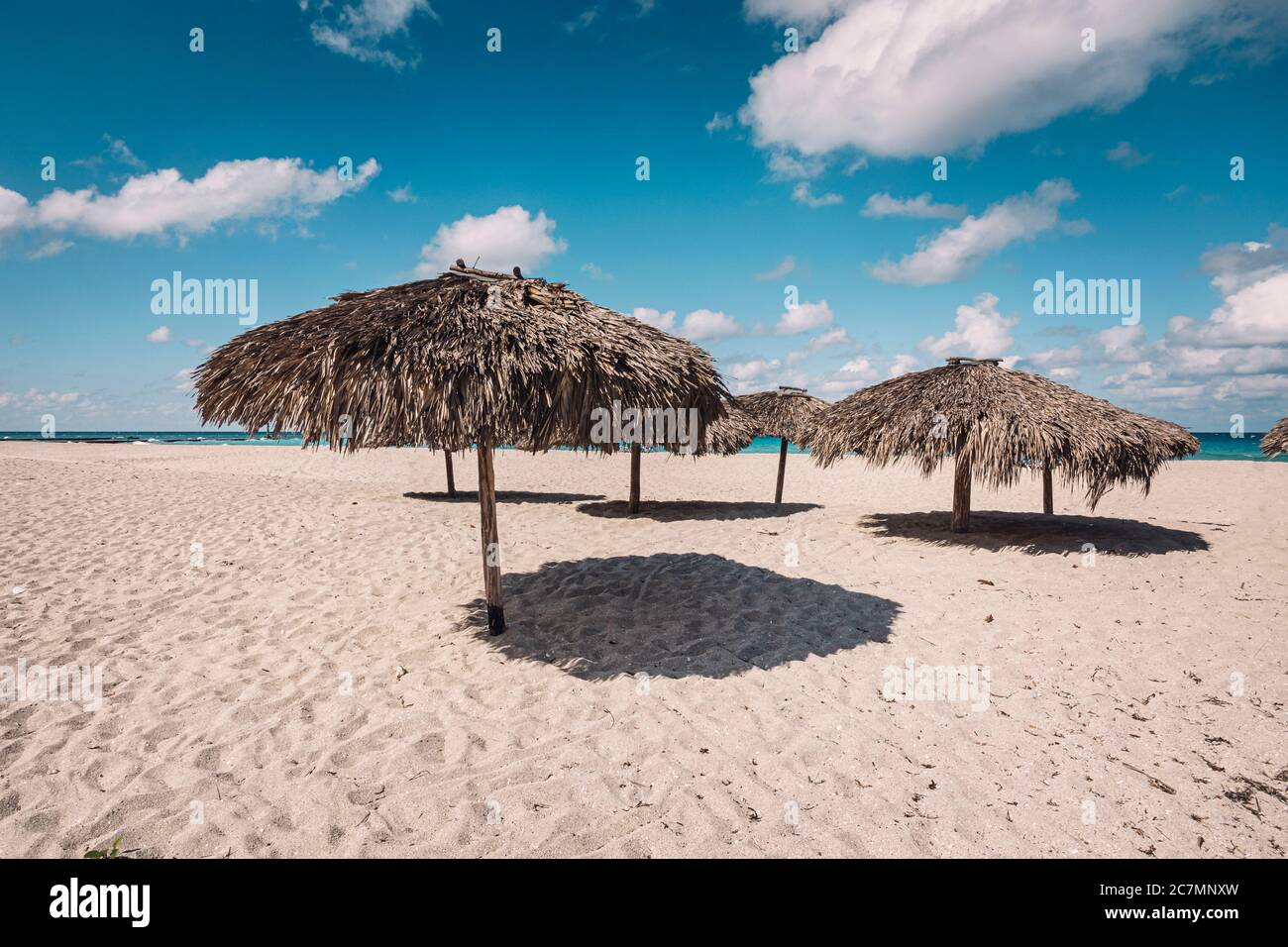 Sonnenschirme auf dem Sand im Resort am Strand von Varadero in Kuba Stockfoto