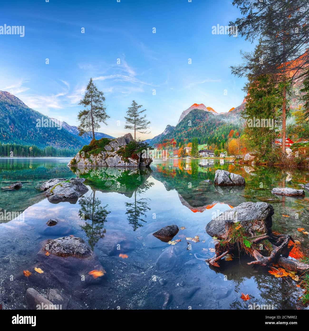 Fantastischer Herbstaufgang am Hintersee. Schöne Szene von Bäumen auf einer Felseninsel. Lage: Resort Ramsau, Nationalpark Berchtesgadener Land, nach oben Stockfoto