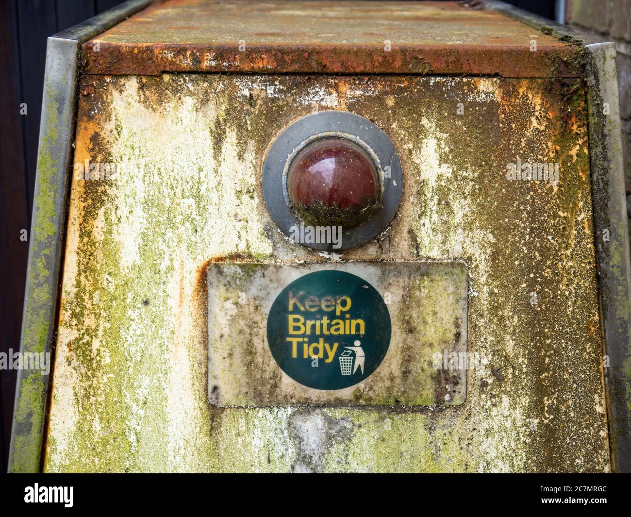 HOLSWORTHY, DEVON, UK - JULI 16 2020: Alte Keep Britain ordentlich Aufkleber auf alte Dieselpumpe. Stockfoto