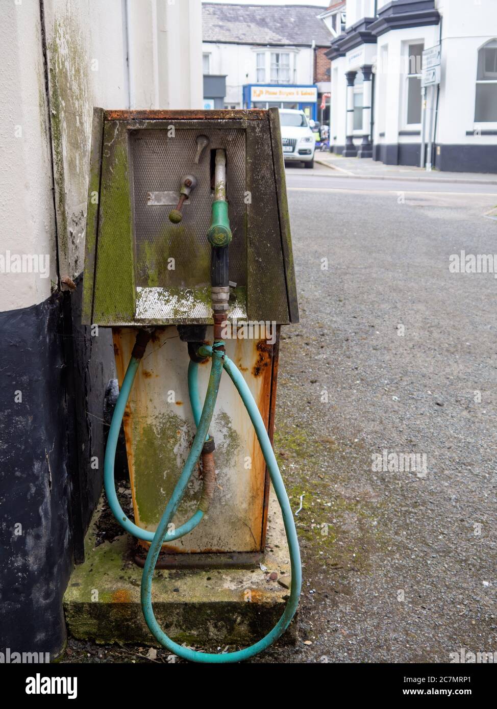 HOLSWORTHY, DEVON, Großbritannien - JULI 16 2020: Ein alter Dieselpumpenverteiler rostet. Stockfoto