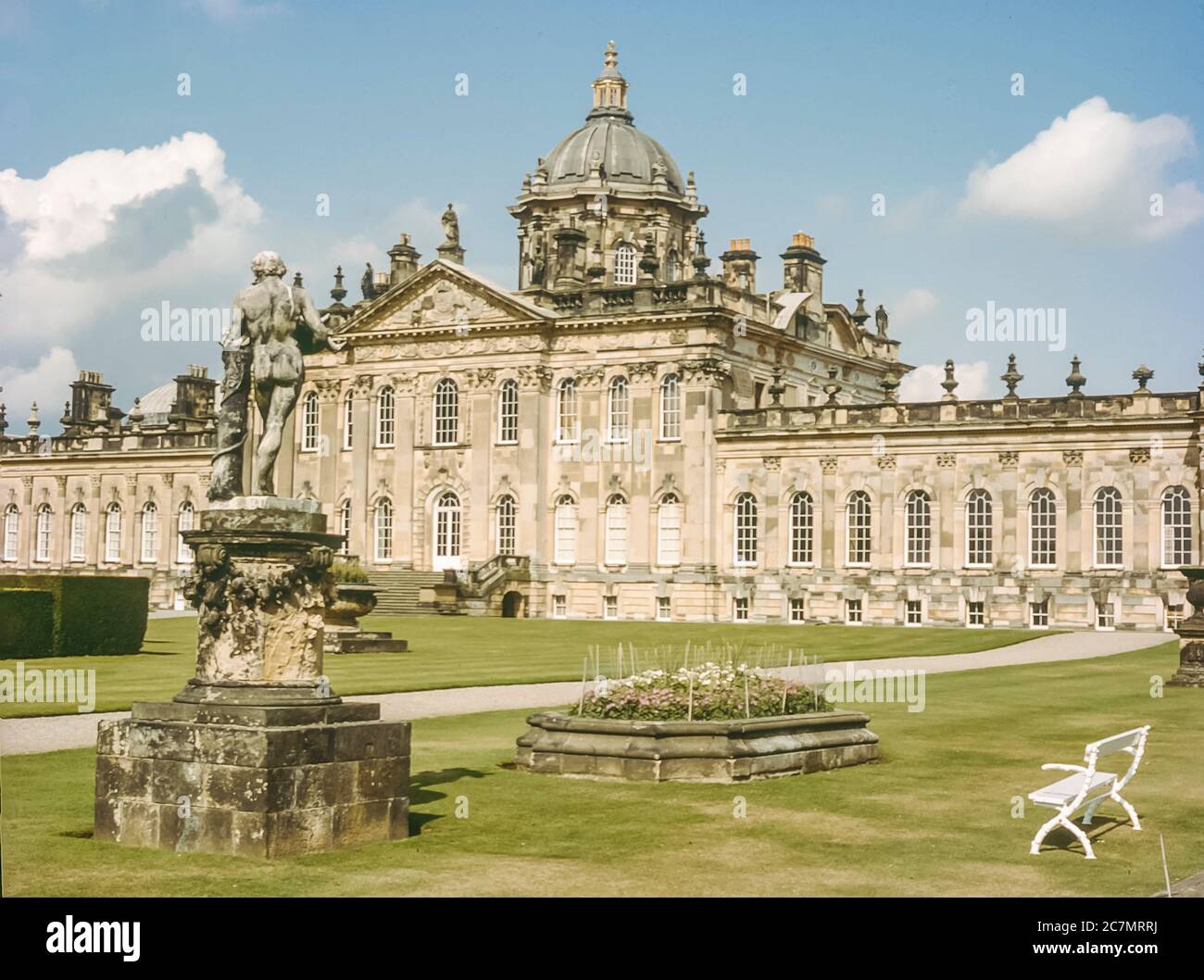 Dies ist das stattliche Haus, das als Castle Howard in Yorkshire bekannt ist. Die Heimat des Grafen von Carlisle zwischen 1699 und 1725. Als der Graf 1738 starb, wurde das Projekt von seinem Schwiegersohn Sir Thomas Robinson zwischen 1801 und 1811 abgeschlossen. Danach erfolgte eine bescheidene Veränderung bis zum Großbrand von 1940, der das Gebäude schwer beschädigte, wobei die Dachkuppel einstürzte und das Haus für die Elemente offen ließ. Die Kuppel wurde 1960 neu gebaut, die Renovierung wurde 1981 abgeschlossen. Andere Restaurierungsarbeiten, die von der Howard Familie durchgeführt wurden, wurden 1995 abgeschlossen, andere Arbeiten werden bis heute fortgesetzt Stockfoto