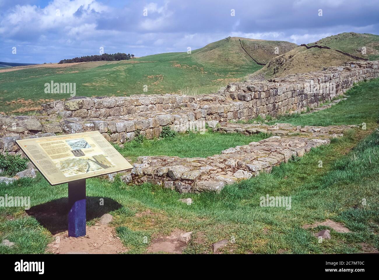 Blick nach Osten, das ist alles, was von Caw Gap Mile Castle of Hadrians Wall in Northumberland, die von der römischen Stadt Carlisle im Westen nach Newcastle auf Tyne im Osten als Verteidigungsgrenze zu den Ländern der Kelten im Norden gebaut erstreckte sich. Es markiert auch den nördlichsten Punkt des römischen Reiches. Stockfoto