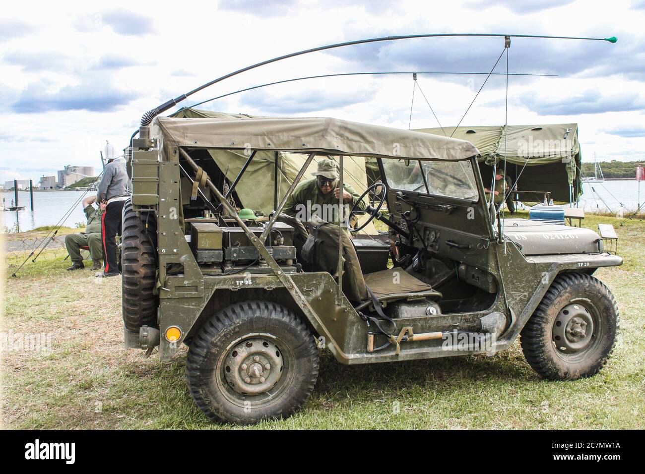 Mai 09 2014 Brisbane Australien Lebensgeschichte Nachstellung - WW2 Jeep mit Antennen gebunden und Schaufel zur Seite gesichert - Mann in Armee Uniform mit pa Stockfoto