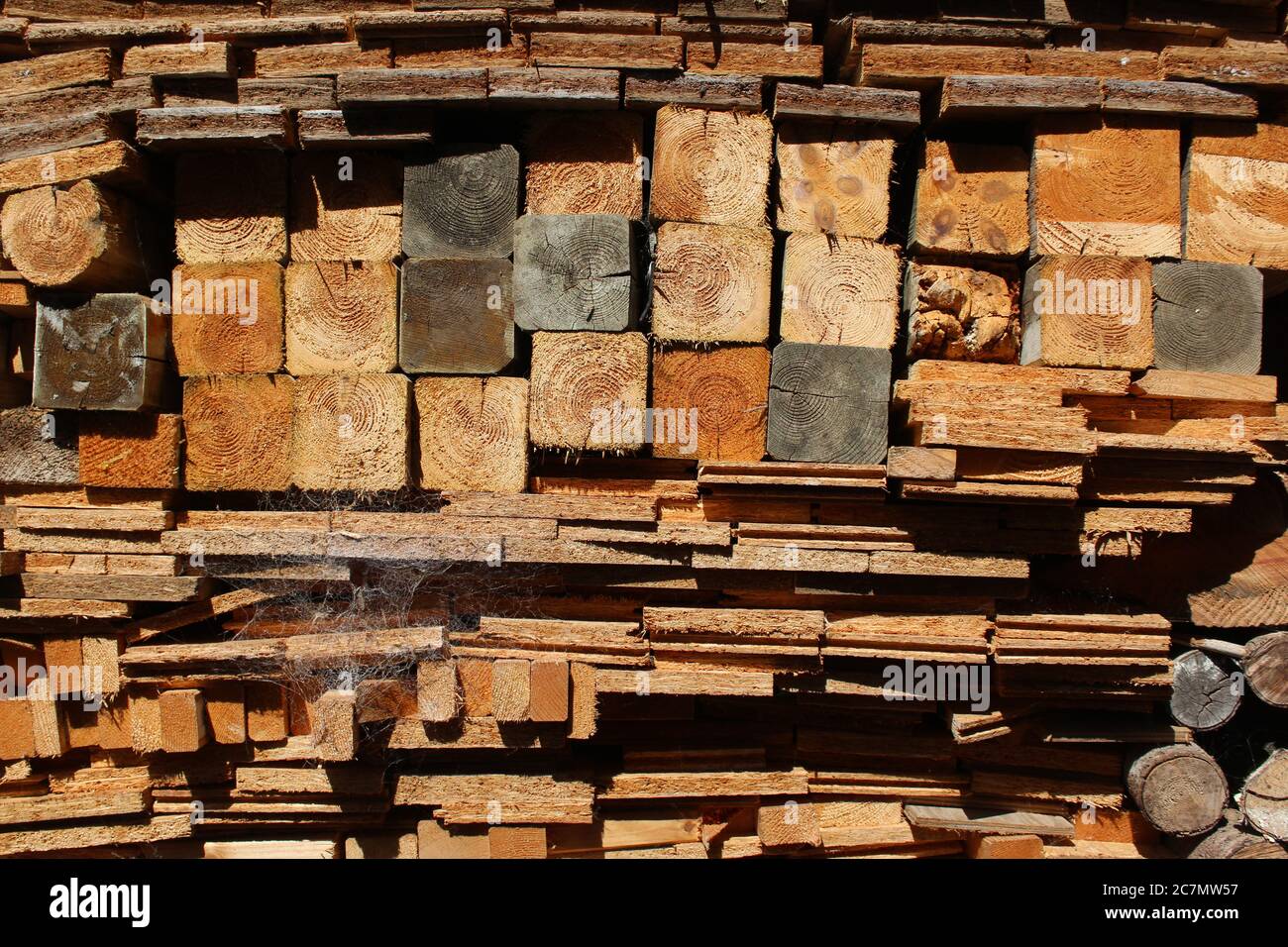 Ein Stapel verarbeitetes Holz, das als Brennholz / Brennmaterial dienen soll Stockfoto