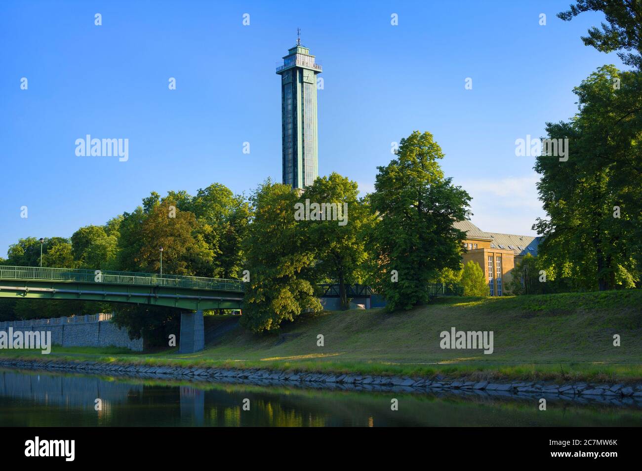 Ostravice Fluss, Komenskeho sady Park, Ostrava, Tschechien / Tschechien - Abendlandschaft der schönen Natur des Parks im Zentrum der Stadt. Towe Stockfoto