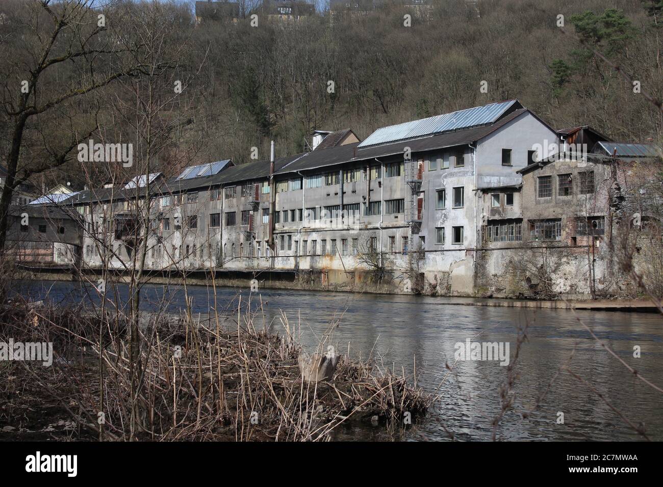 Altes und verlassene Industriekomplex an der Lenne in Altena, NRW. Stockfoto