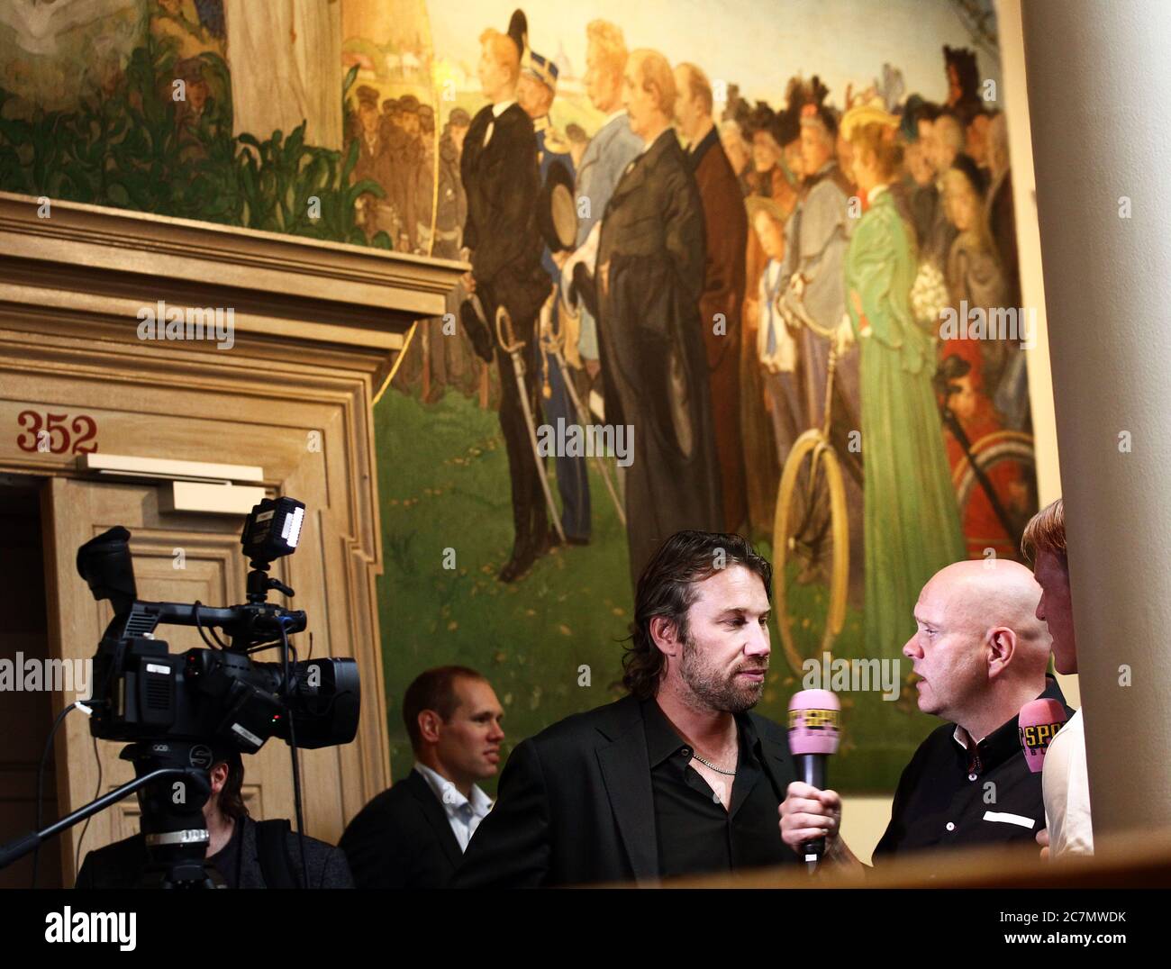 Der ehemalige Hockeyspieler Peter 'Foppa' Forsberg wird von den Medien interviewt. Foto Jeppe Gustafsson Stockfoto