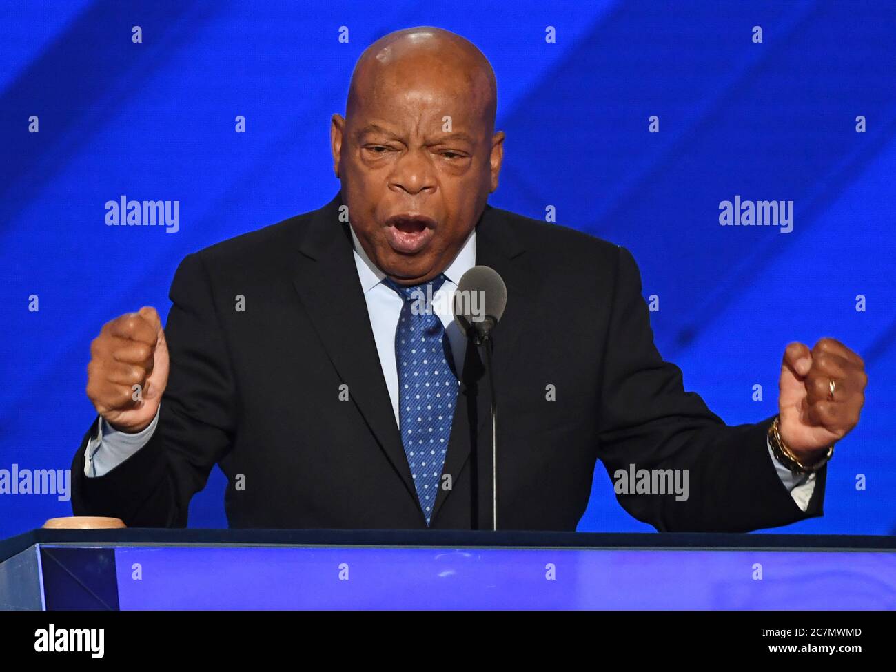 Washington, Usa. Juli 2020. Der Kongressabgeordnete John Lewis von Georgia starb im Alter von 80 Jahren am 17. Juli 2020. Lewis, ein Bürgerrechtführer, der in den 1960er Jahren Gewaltlosigkeit predigte, wurde im Dezember 2019 mit Bauchspeicheldrüsenkrebs diagnostiziert. Er wird am 26. Juli 2016 auf der Democratic National Convention in Philadelphia, Pennsylvania, gezeigt. Datei Foto von Pat Benic/UPI Kredit: UPI/Alamy Live News Stockfoto