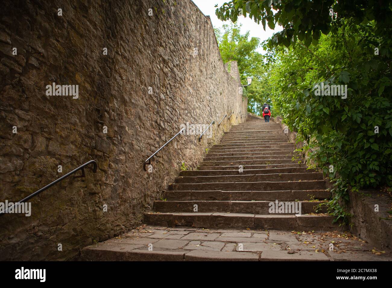 Eine alte Steintreppe führt zu den Sehenswürdigkeiten. Stockfoto