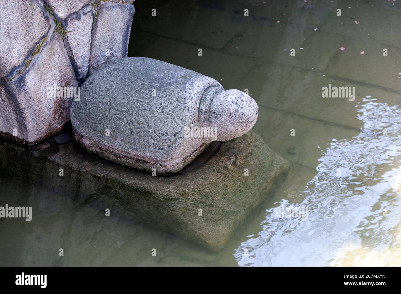 Schildkrötenskulptur in einer Brücke, Changdeokgung Palast, Changgyeong, Seoul, Südkorea. Stockfoto
