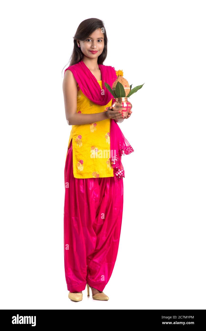Indische Mädchen hält eine traditionelle Kupfer Kalash, Indian Festival, Kupfer Kalash mit Kokosnuss und Mangoblatt mit Blumenschmuck, essentiell in Hindu Stockfoto
