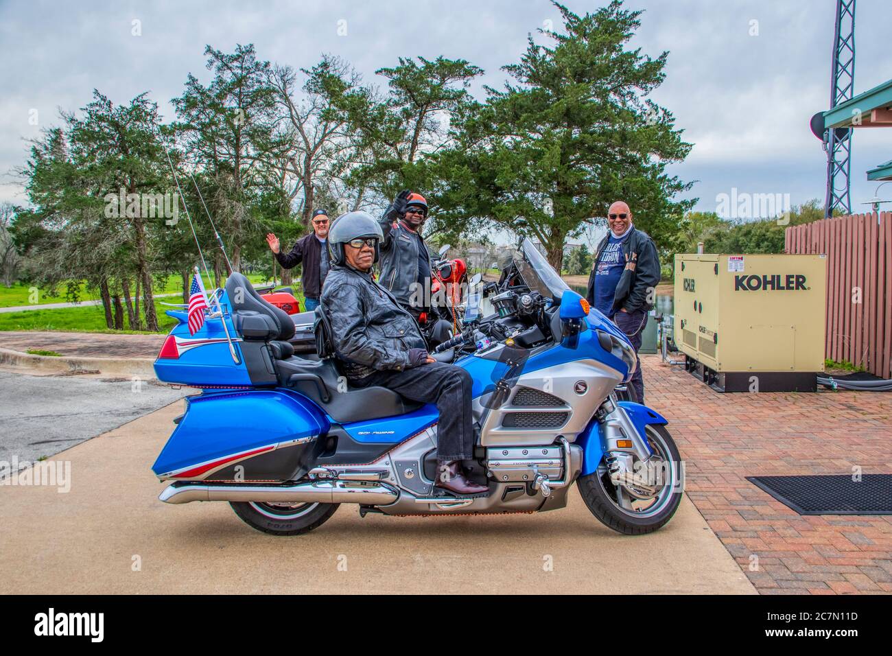 Motorradfahrer, die zum Mittagessen im Southern Flyer Diner am Brenham Municipal Airport, Brenham, Texas, ankommen. Stockfoto Motorradfahrer, die zum Mittagessen im Southern Flyer Diner am Brenham Municipal Airport, Brenham, Texas, ankommen. Stockfoto