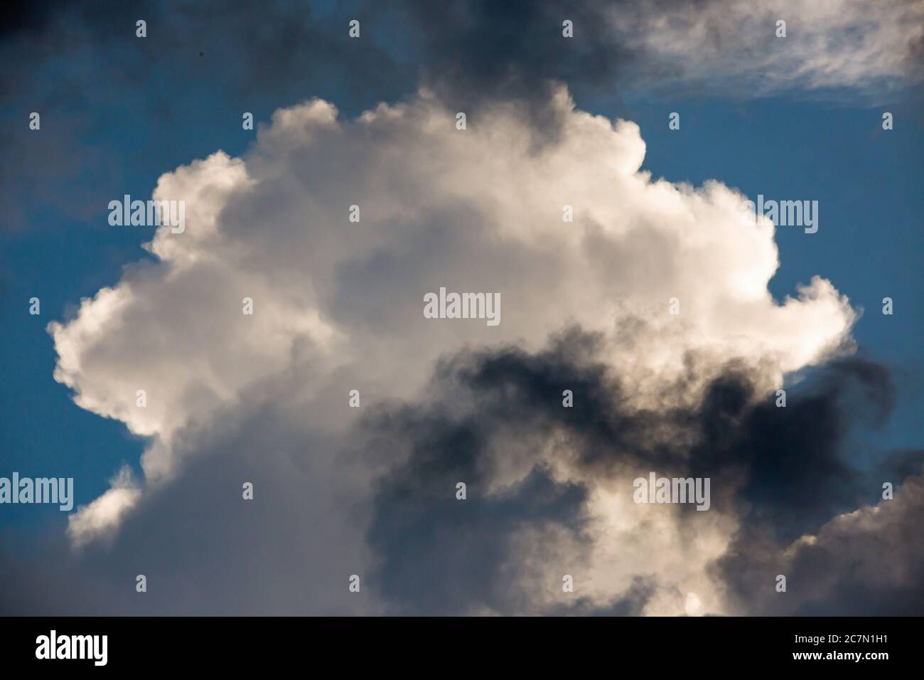 Sturmwolken erzeugen einen bedrohlichen Himmel, wenn sich ein Gewitter nähert. Stockfoto