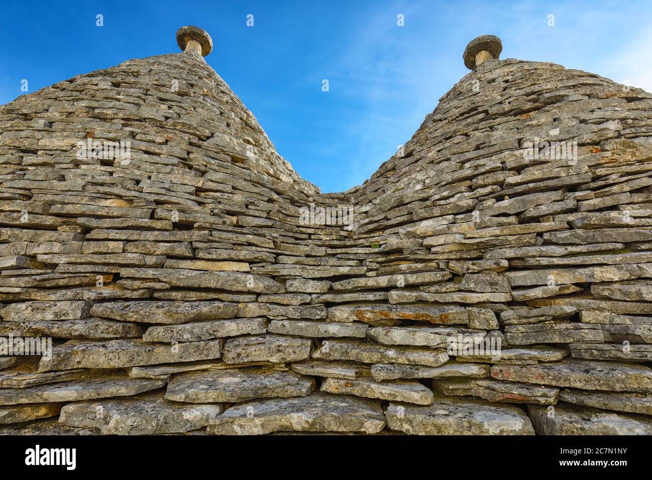 Trulli von Alberobello typische Häuser Blick auf die Straße. Konisches Trullo-Dach. Stadt Alberobello, Dorf mit Trulli Häuser in Apulien Apulien, Southe Stockfoto