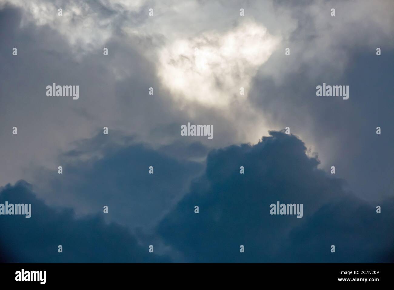 Sturmwolken erzeugen einen bedrohlichen Himmel, wenn sich ein Gewitter nähert. Stockfoto