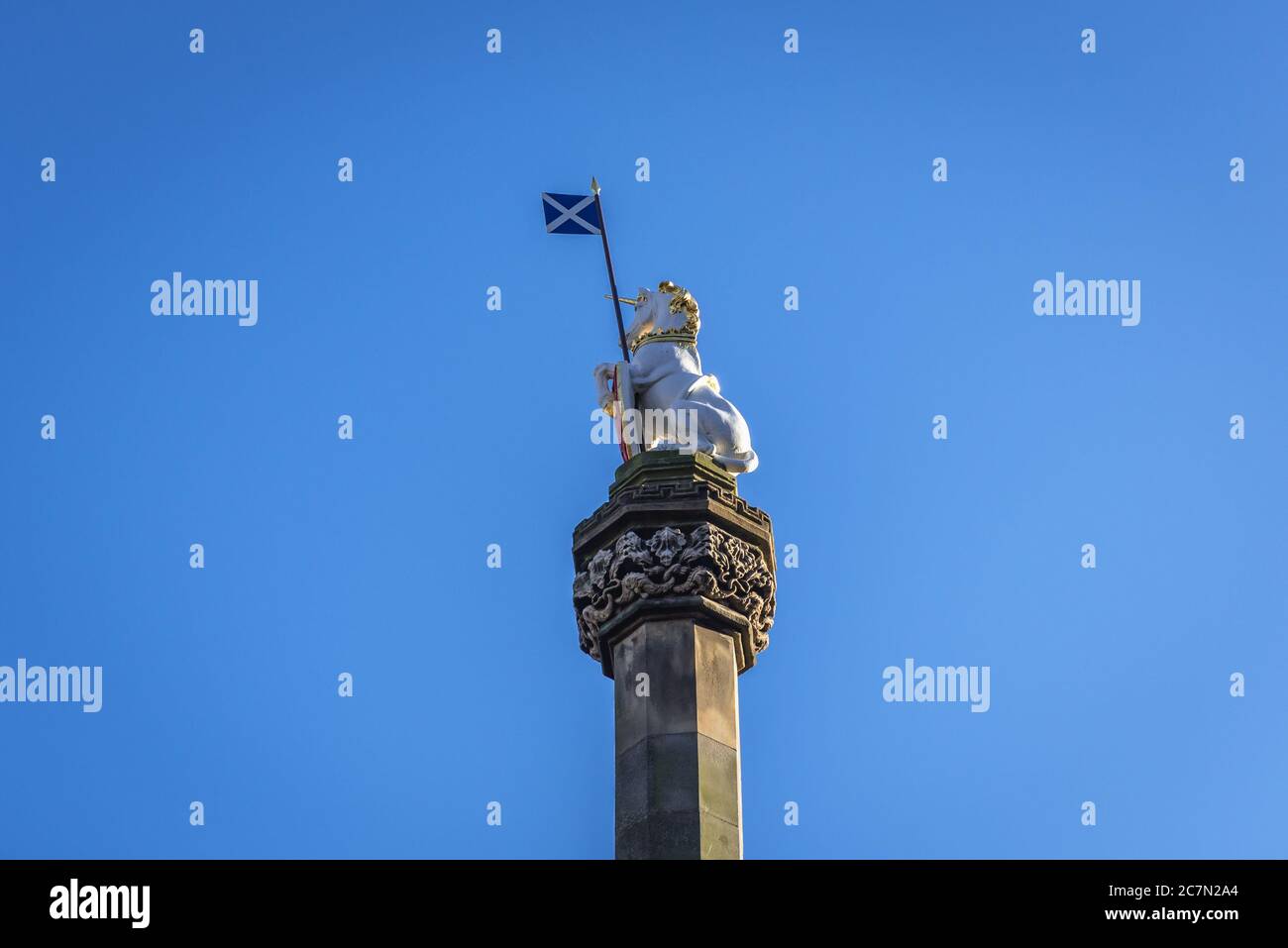 Einhorn-Statue auf dem Mercat Cross am Parliament Square neben der St Giles Cathedral in Edinburgh, der Hauptstadt Schottlands, Teil des Vereinigten Königreichs Stockfoto