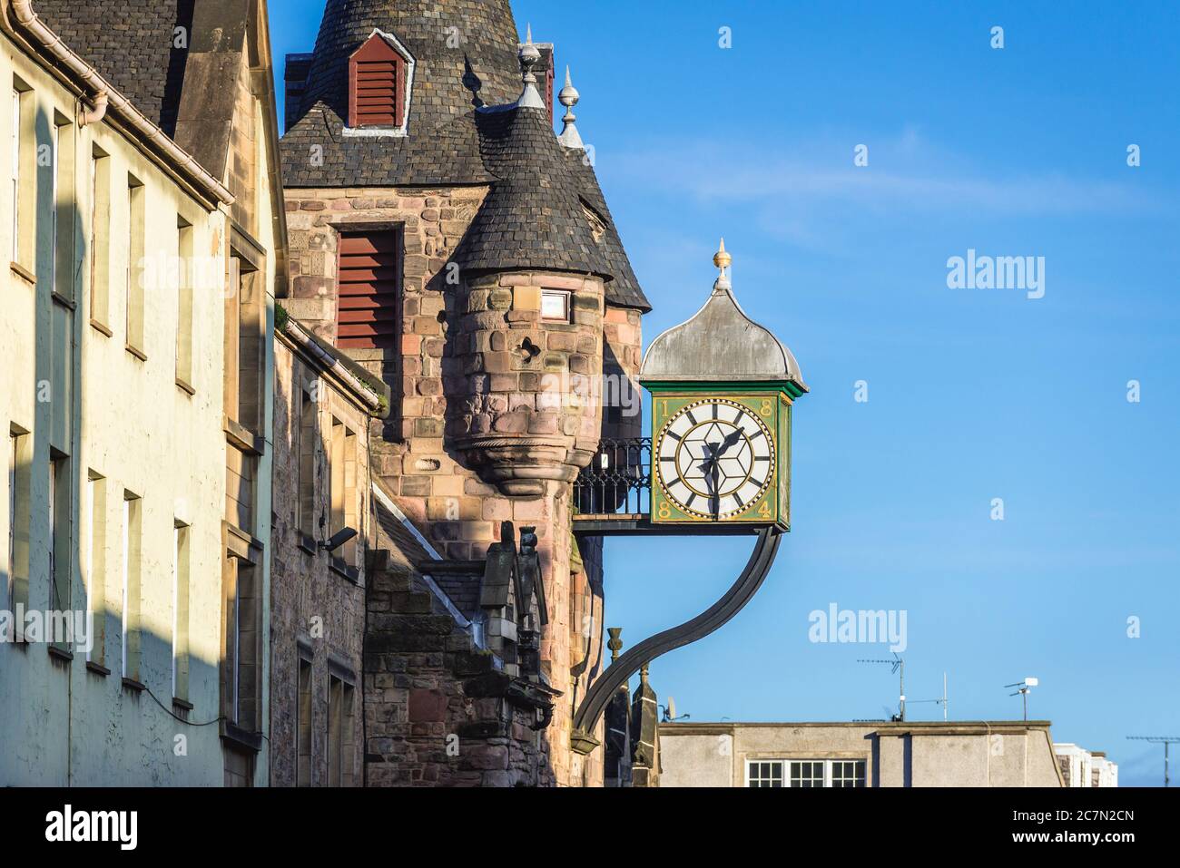 Uhr auf dem historischen Canongate Tollbooth Gebäude in der Canongate Street in Edinburgh, der Hauptstadt von Schottland, Teil von Großbritannien Stockfoto