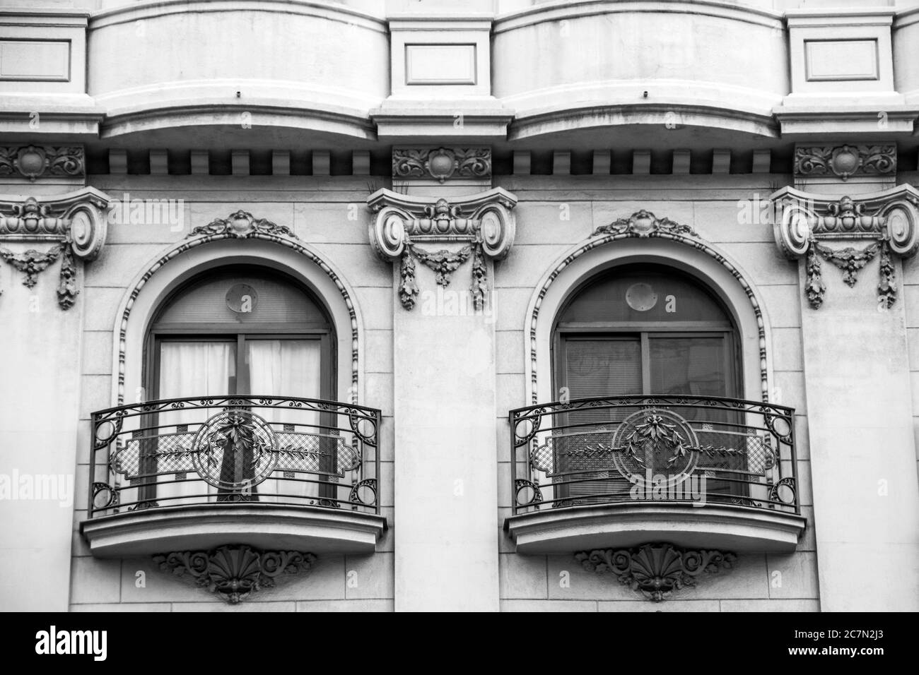 Ein prunkvolles Gebäude mit Balkonen; Barcelona, Spanien. Stockfoto