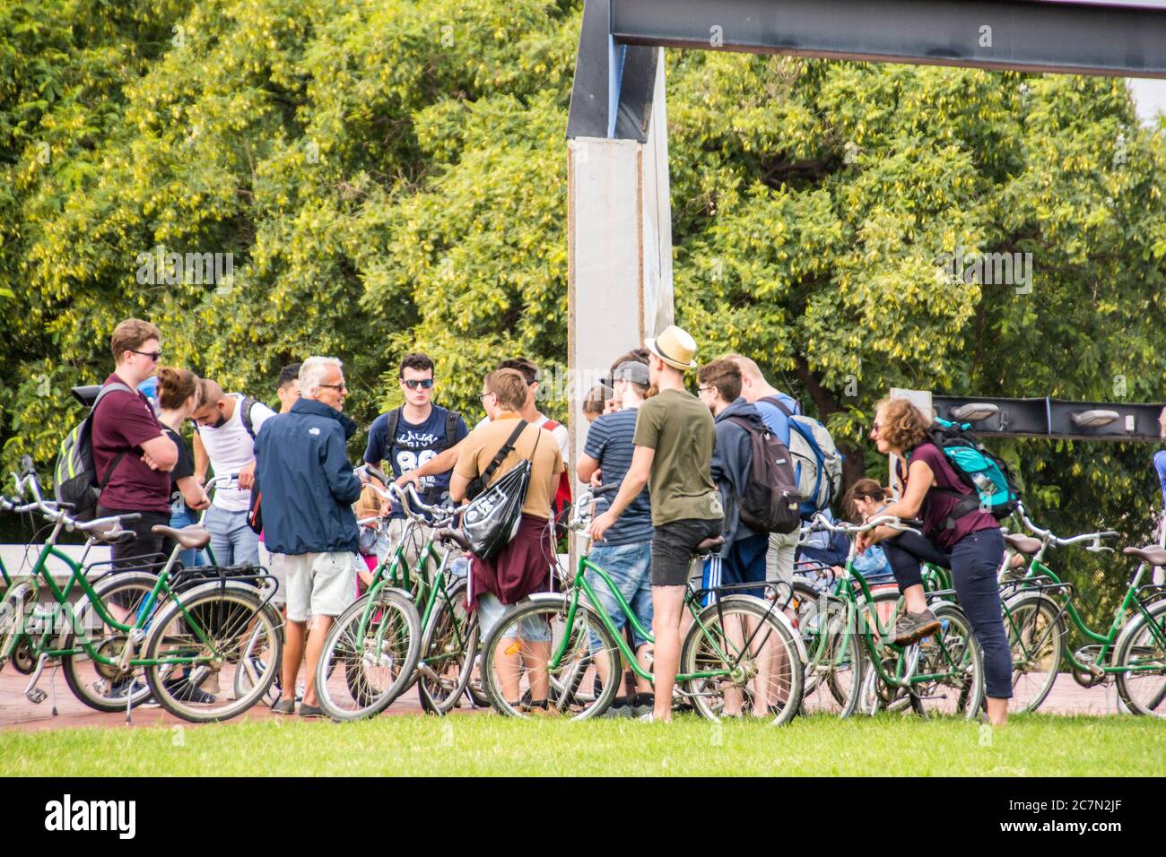 Ein Fahrradclub hält um eine Statue herum an, während er die Stadt Barcelona, Spanien, erkundet. Stockfoto