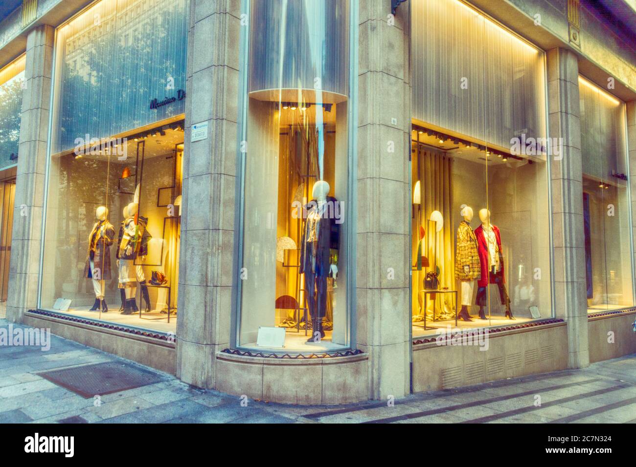 Digitalisierte High-End-Fashion-Schaufenster säumen eine Straße in Barcelona, Spanien. Stockfoto