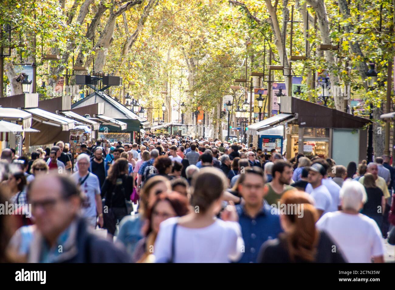 Eine riesige Menschenmenge versammelt sich, um Las Ramblas zu Fuß zu gehen, eines der Barcelonian Dinge zu tun in Barcelona, Spanien. Stockfoto