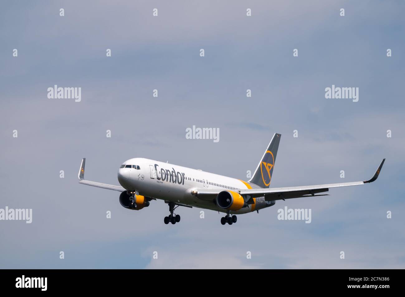 Condor Airlines Boeing 767-300 Flugzeuge in Landekonfiguration auf dem Anflug auf den Frankfurter Flughafen in Deutschland zu landen Stockfoto