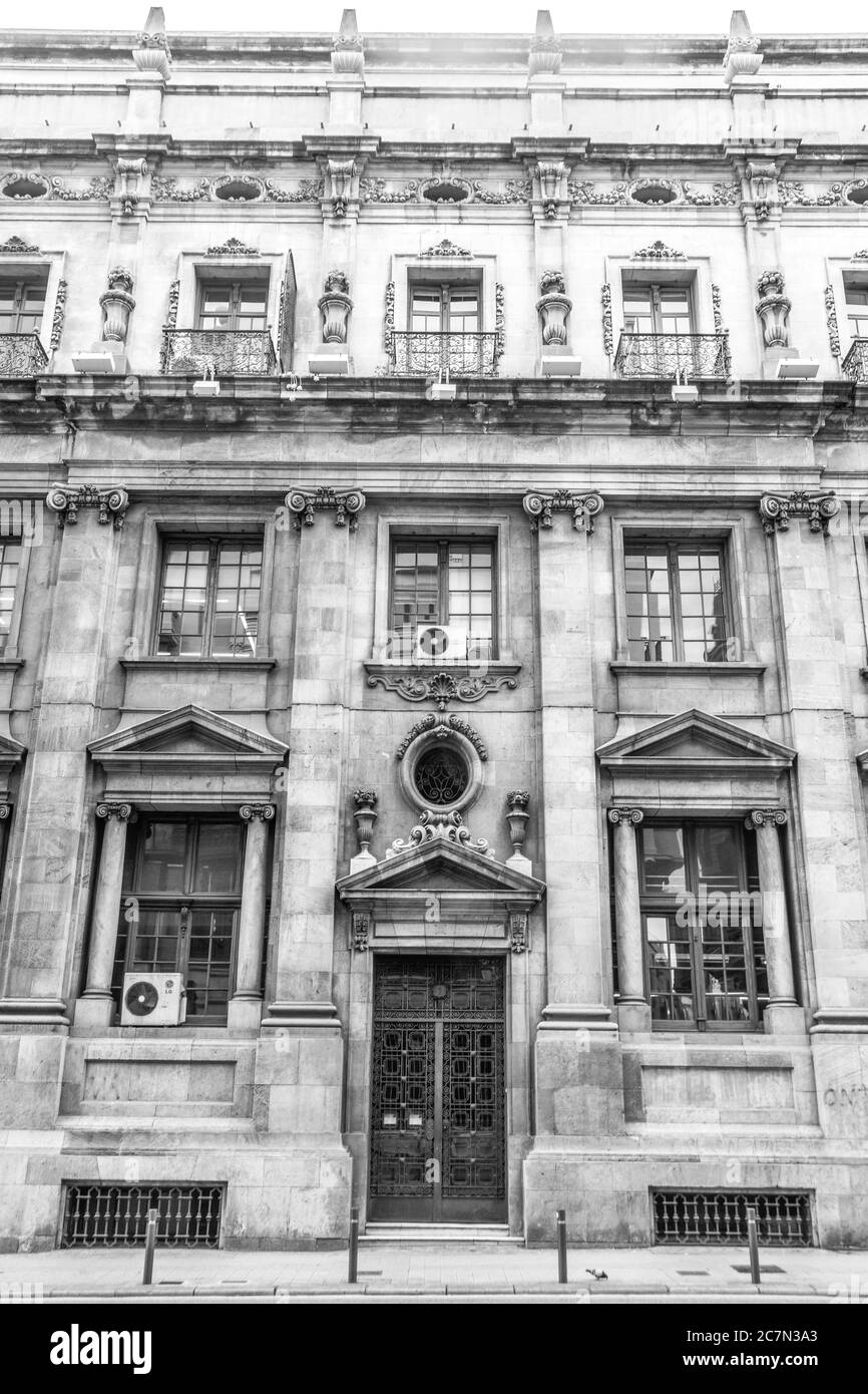 Ein schwarz-weißes Bild eines alten, alten Gebäudes; Barcelona, Spanien. Stockfoto