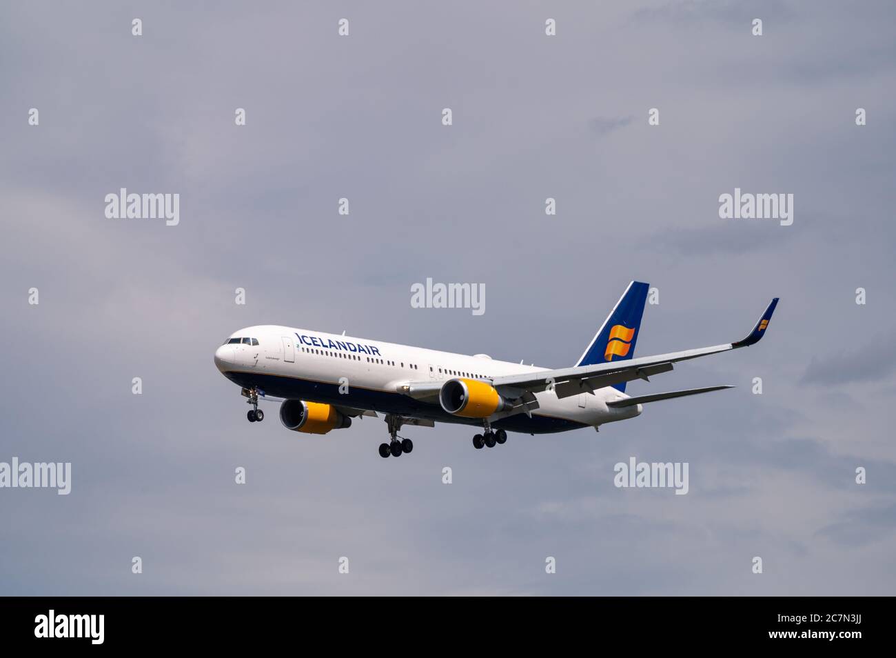 Icelandair Boeing 767-300 Flugzeuge in Landekonfiguration auf dem Anflug auf den Frankfurter Flughafen in Deutschland Stockfoto