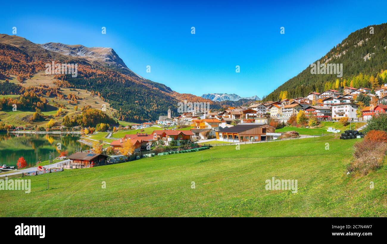 Helle Herbstansicht von San Valentino Dorf und Muta See (Haidersee) . Lage: Lago della Muta oder Haidersee, Provinz Südtirol, Region Trentino- Stockfoto