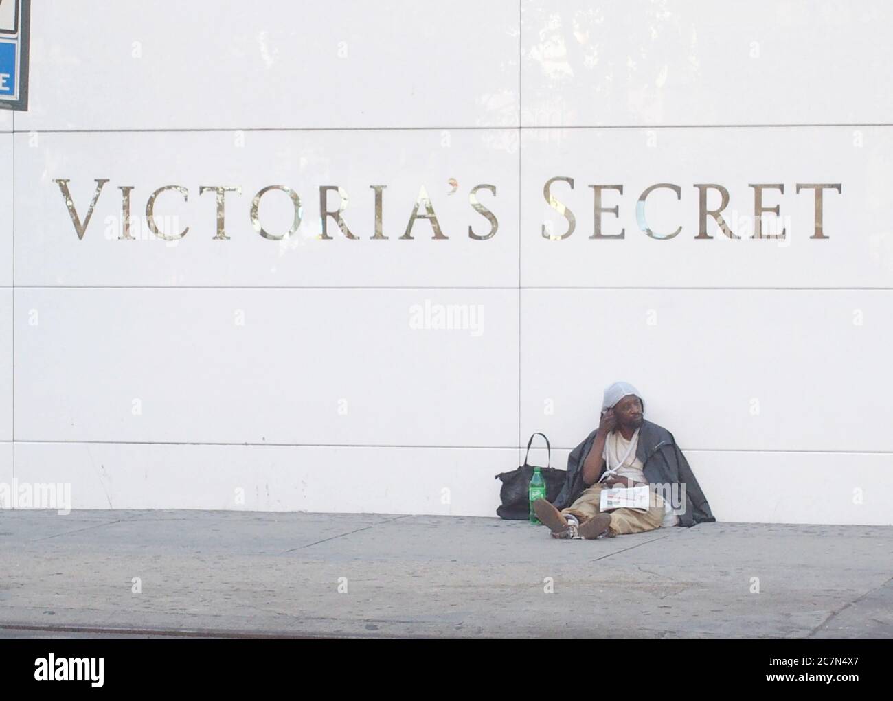 New York, New York, USA. Juli 2020. Spazieren Sie durch Manhattan. ''The Black Lives Matter'' Gemälde vor dem Trump Tower. Löwen vor der Bibliothek der 5. Ave mit Gesichtsmasken. Obdachlose schlafen vor einem geschlossenen Geschäft auf 5th ave., EIN Obdachloser Mann campte unter einem Victoria Secret Zeichen. Arbeiter in der Nähe eines Schildes, das auf Tiffany's Jewelry Store zeigt. 7/18/2020 Kredit: Bruce Cotler/ZUMA Wire/Alamy Live Nachrichten Stockfoto