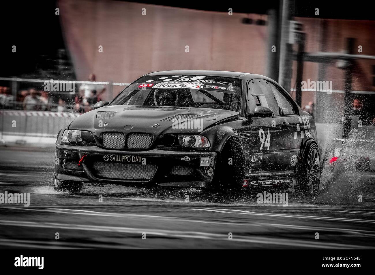 Mailand, Italien, 02. Juni 2018: Nahaufnahme eines schwarzen BMW Rennwagens auf nassem Asphalt während der 1. Drift Show Il Destriero auf dem IPER Drive Stockfoto