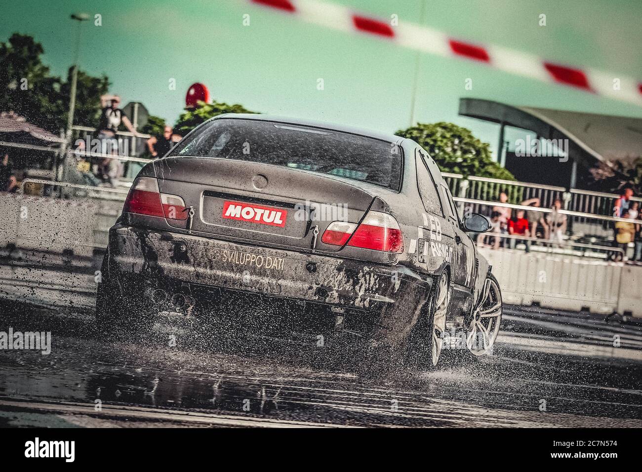 Mailand, Italien, 02. Juni 2018: Schwarzer BMW Rennwagen tritt während der 1. Drift Show Il Destriero auf dem IPER Drive in Mailand auf. Stockfoto